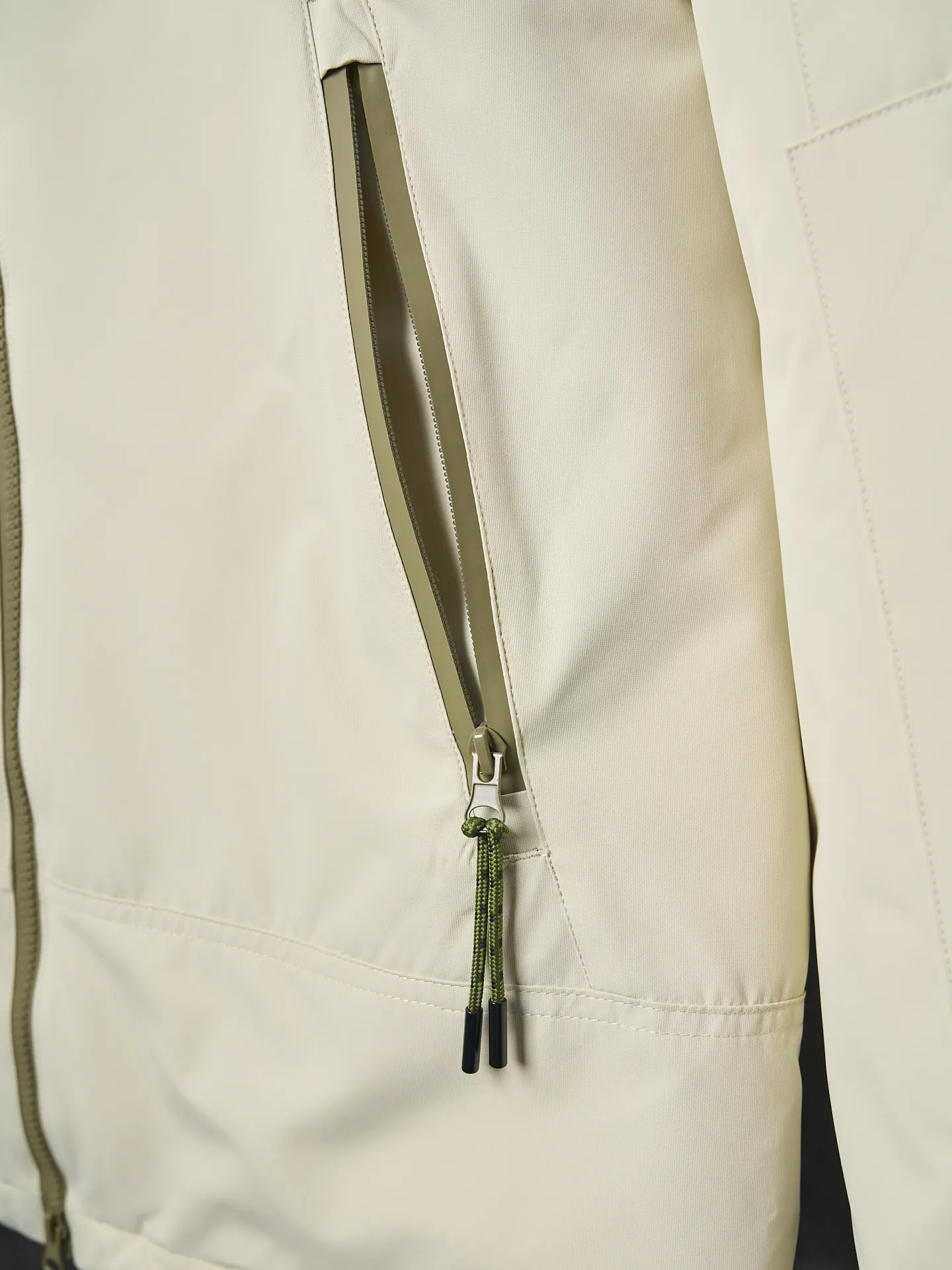 P980 Actual auction】Ralph Lauren/Ralph Lauren pony embroidered zipper hooded down jacket [Ready stock] S M L XL high-quality filling: 90 white duck down is selected, weighing 220g, ensuring excellent thermal insulation performance. After strict screening and processing, the velvet is not easy to be drilled, ensuring durability. The density of high-density nylon taffeta is about 210T-300T, with a smooth and slightly matte surface, excellent windproof and waterproof properties (with DWR water-repellent treatment), strong wrinkle resistance and easy care, in line with the positioning of American casual "durable and practical".  The inner lining is made of 100% polyamide. The high-density and tight weaving process prevents fine lint from getting out of the gaps in the fabric. The smooth surface improves the putting on and taking off experience, and the excellent wear and tear resistance ensures damage caused by frequent use, while the light and soft texture does not affect the overall weight.  The classic jacket has a slightly loose fit, slightly dropped shoulder line (shoulder width is 1-2cm wider than the standard fit), is hip-length, and has slightly tapered straight sleeves, taking into account both freedom of movement and casual style.  The adjustable Velcro on the cuffs allows you to freely adjust the tightness according to the thickness of your wrist and personal preferences, effectively preventing cold wind from intruding, and improving the warmth performance.  In terms of storage, the two front zipper pockets are convenient for you to place frequently used items, and the zipper design ensures that items are not easily lost. A built-in pocket on the left side of the chest provides a safe storage space for some small private items.  The drawstring design at the hem allows you to adjust the shape of the jacket according to your body shape and dressing needs. Whether it is loose and casual or slim and neat, you can easily control it.  Embroidery technology: Polo horse logo on the left chest: flat satin stitch embroidery (satin embroidery), embroidery thread: 100% polyester high color fastness embroidery thread (the color number is consistent with the brand’s standard red color card), stitch density 12-15 stitches/cm, the outline of the horse logo is clear, and the details of the rider and horse are burr-free.  Embroidery positioning: precise positioning through the template (12cm from the neckline and 8cm from the placket) to ensure left and right symmetry and centering.